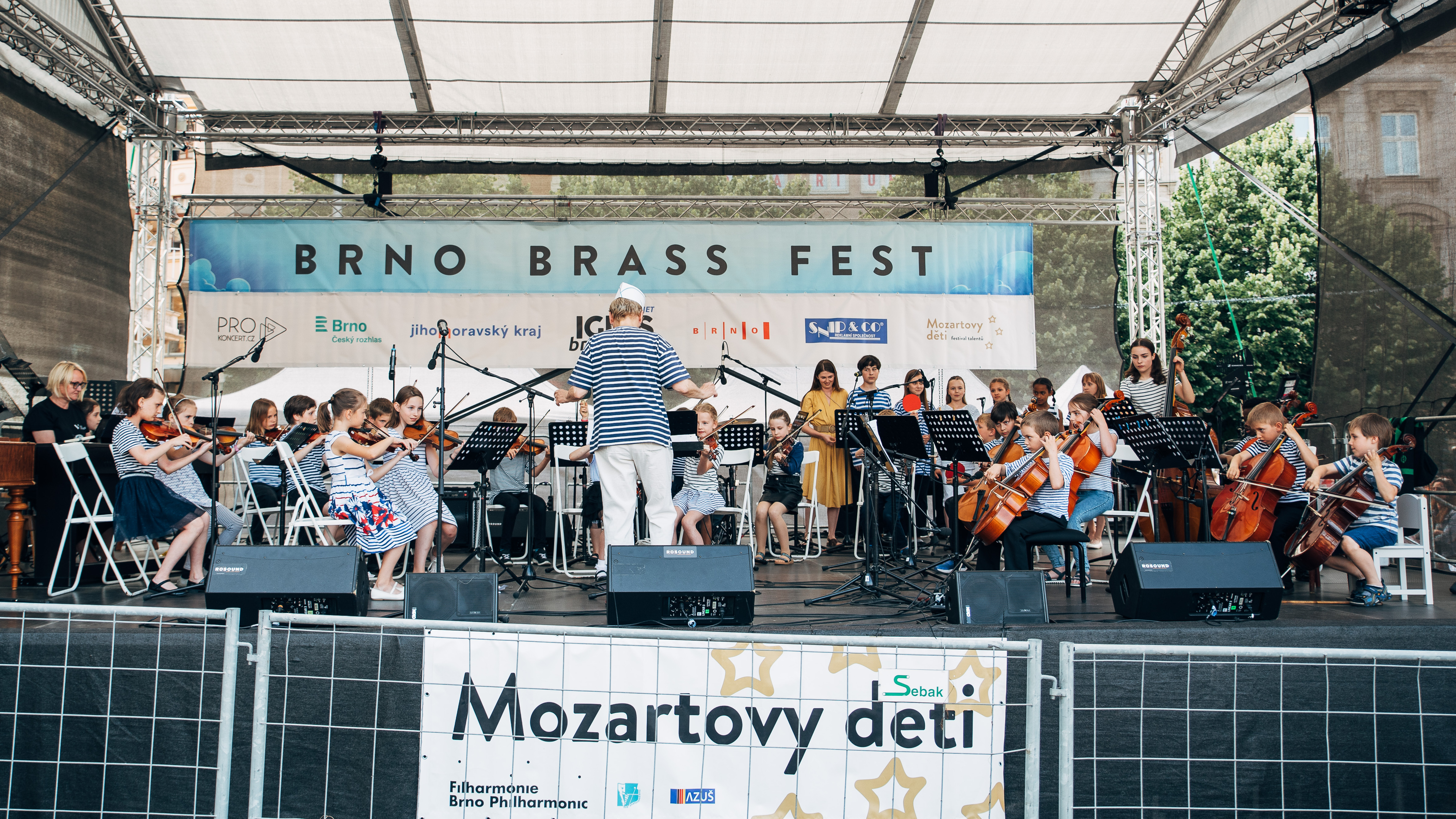 Skolni detsky smyccovy orchestr ZUS Veveri hraje na Namesti svobody v Brne, festival Mzartovy deti.