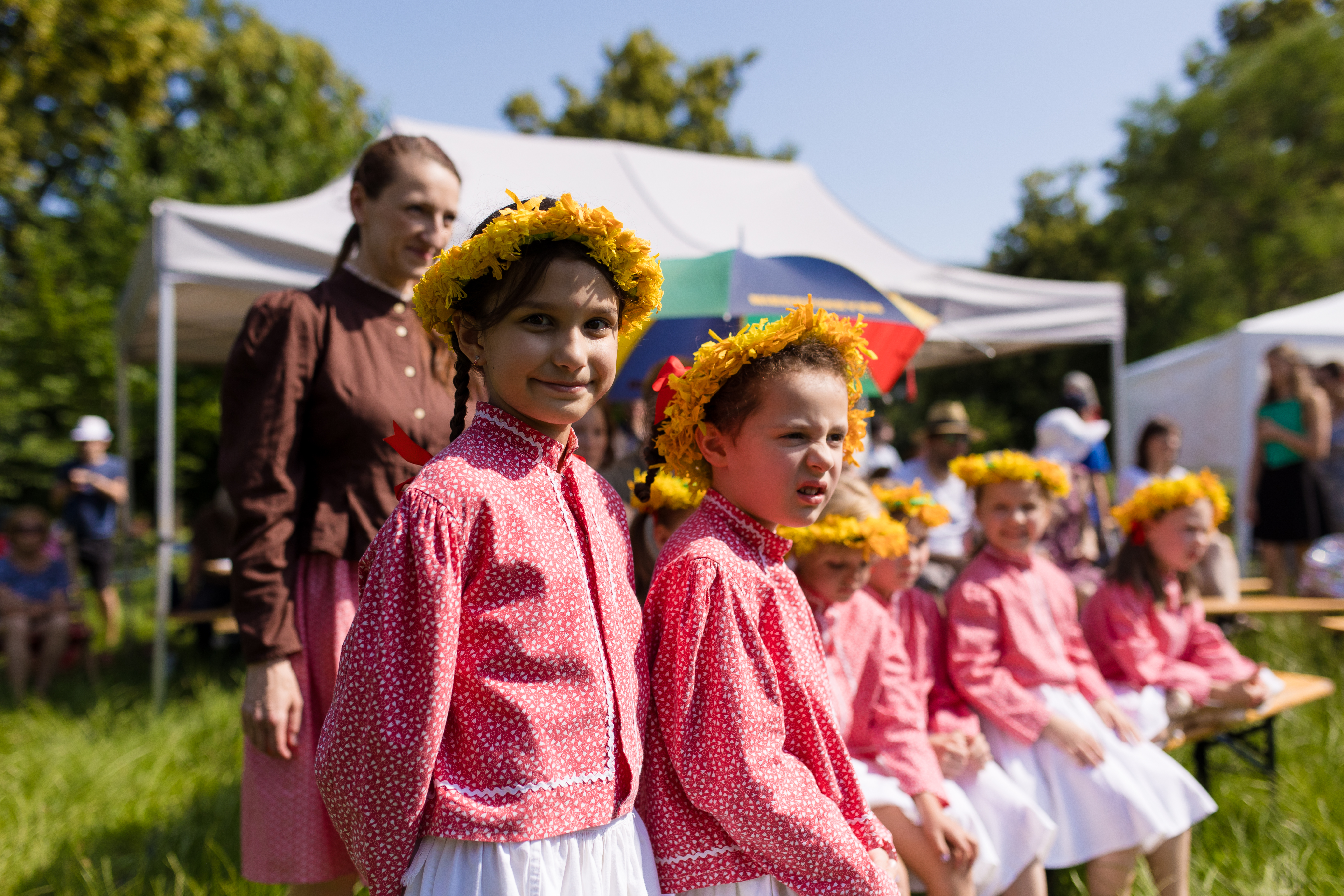 Malé tanečnice se chystají na vystoupení na happeningu, tentokrát bude folklórní.